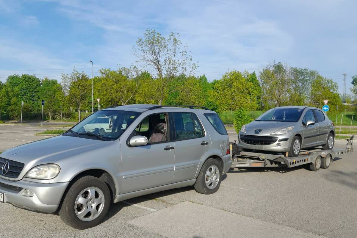 Autómentő az úton
